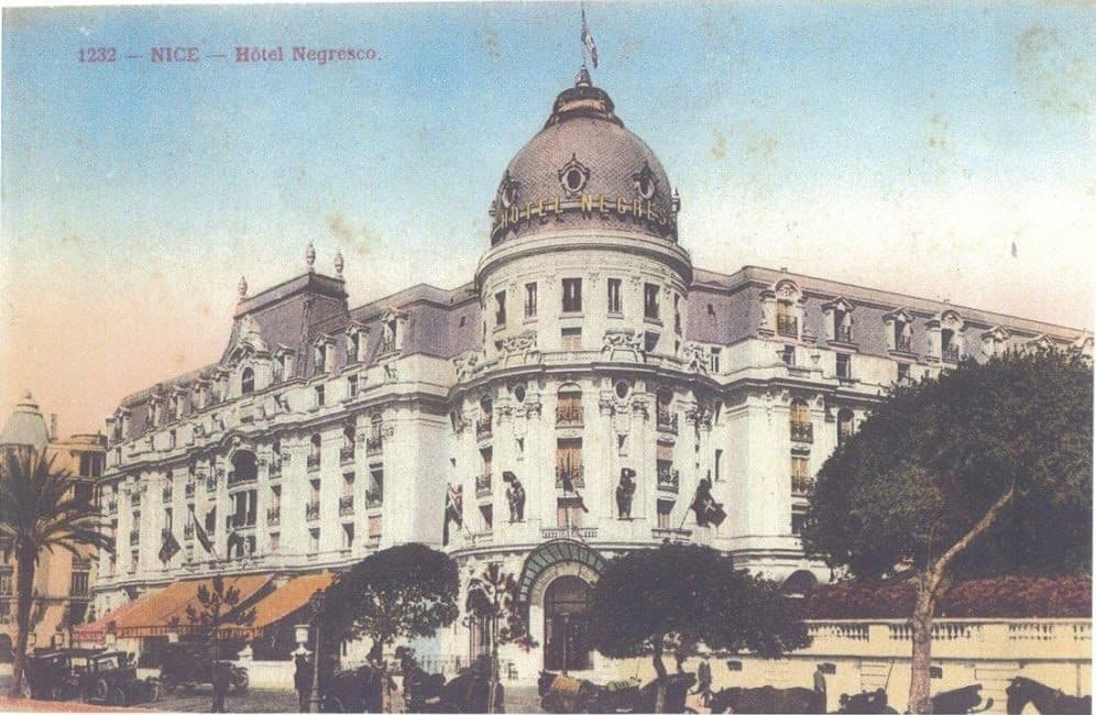Carte poștală de epocă cu Hôtel Negresco, Nisa, marcată „1232 — Nice — Hôtel Negresco". Tirajele acestei serii circulau prin Europa în anii ce au urmat inaugurării din ianuarie 1913.