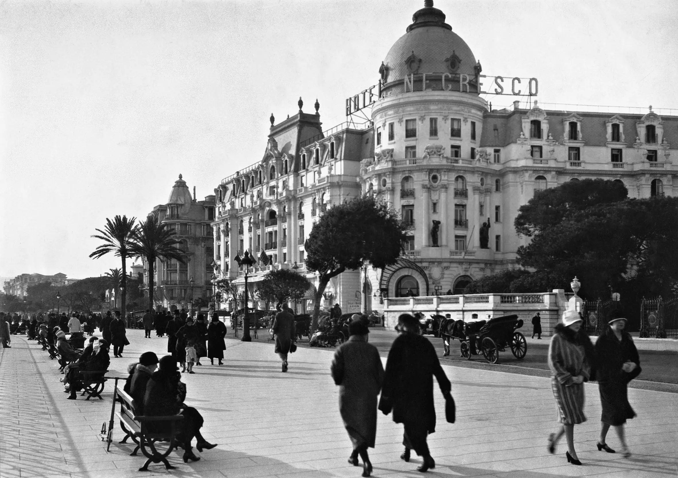 Promenade des Anglais în fața Hôtel Negresco, 1928 — la opt ani după moartea lui Henri Negrescu, în plină eră belgiană.
